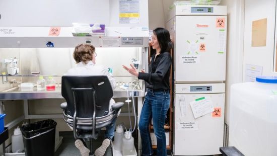 A team of Gladstone scientists�including Ashley George (left) and Nadia Roan (right)�uncovered a new path toward life without daily HIV pills, suggesting that a common diabetes pill could help achieve long-term remission. Credit: Michael Short/Gladstone Institutes