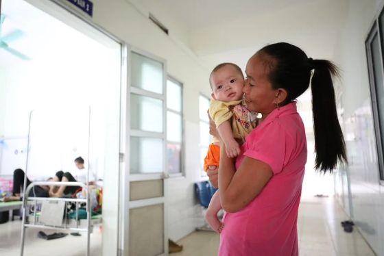Ha Thi La, holds her daughter Ha Thi Bich Tram
